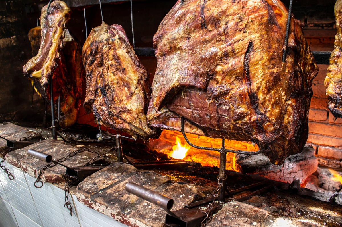 Costela brasileira na grelha sobre fogo aberto