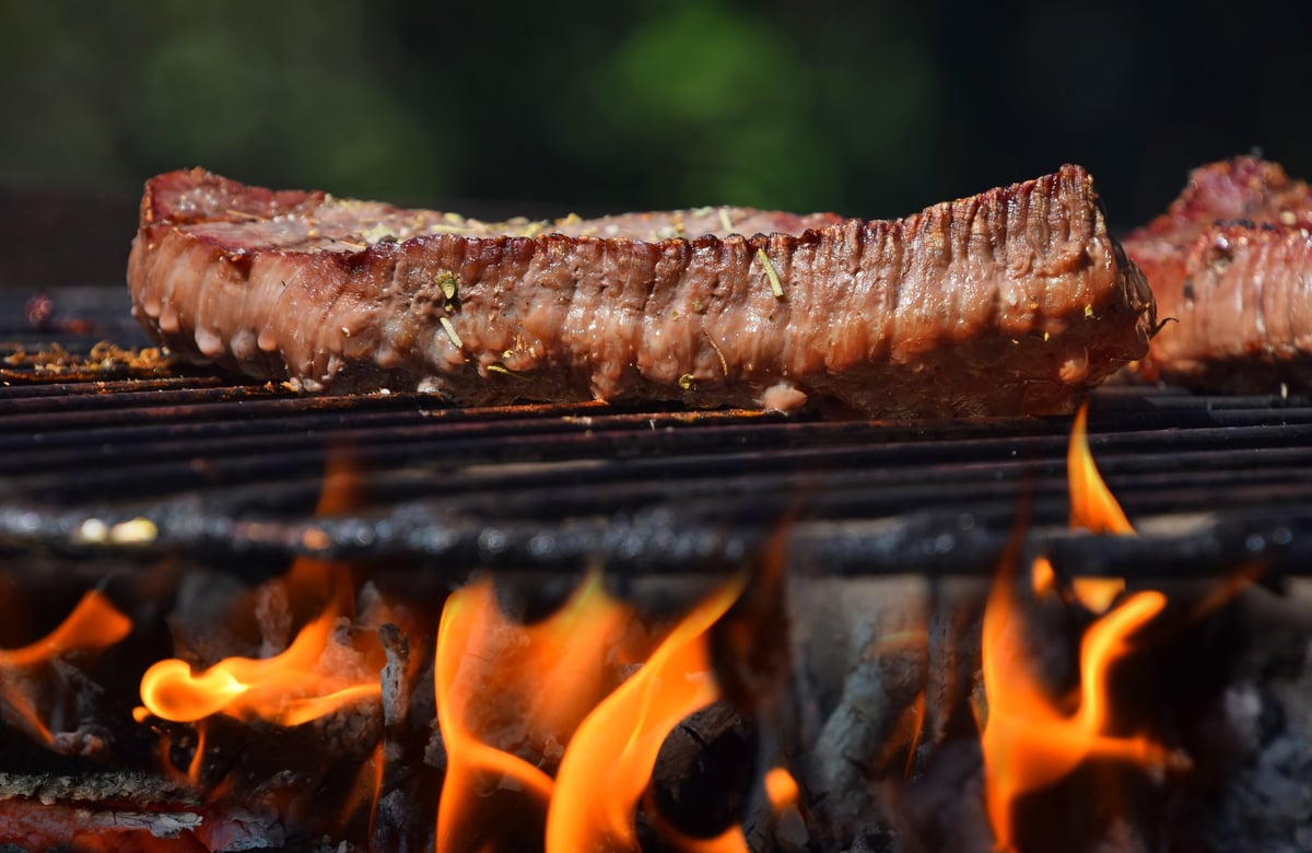 Carne grelhada sobre fogo aberto na DOMUS